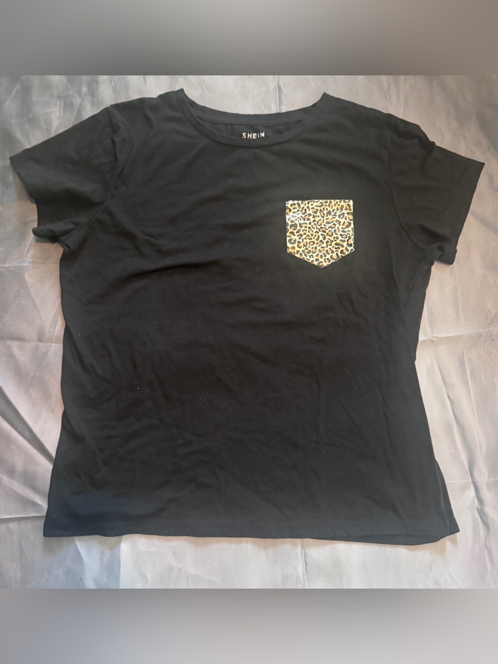 🌹Black T-Shirt with Leopard Print Pocket